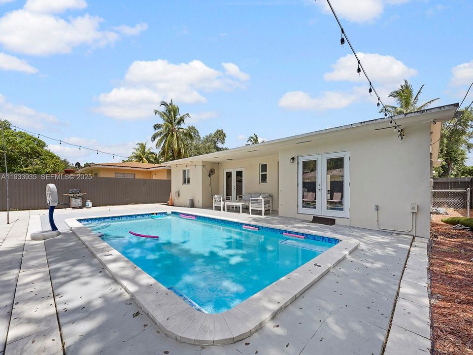 For Rent: $4,500 (4 beds, 2 baths, 1523 Square Feet)