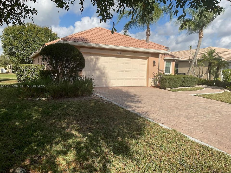 For Sale: $324,900 (3 beds, 2 baths, 1663 Square Feet)