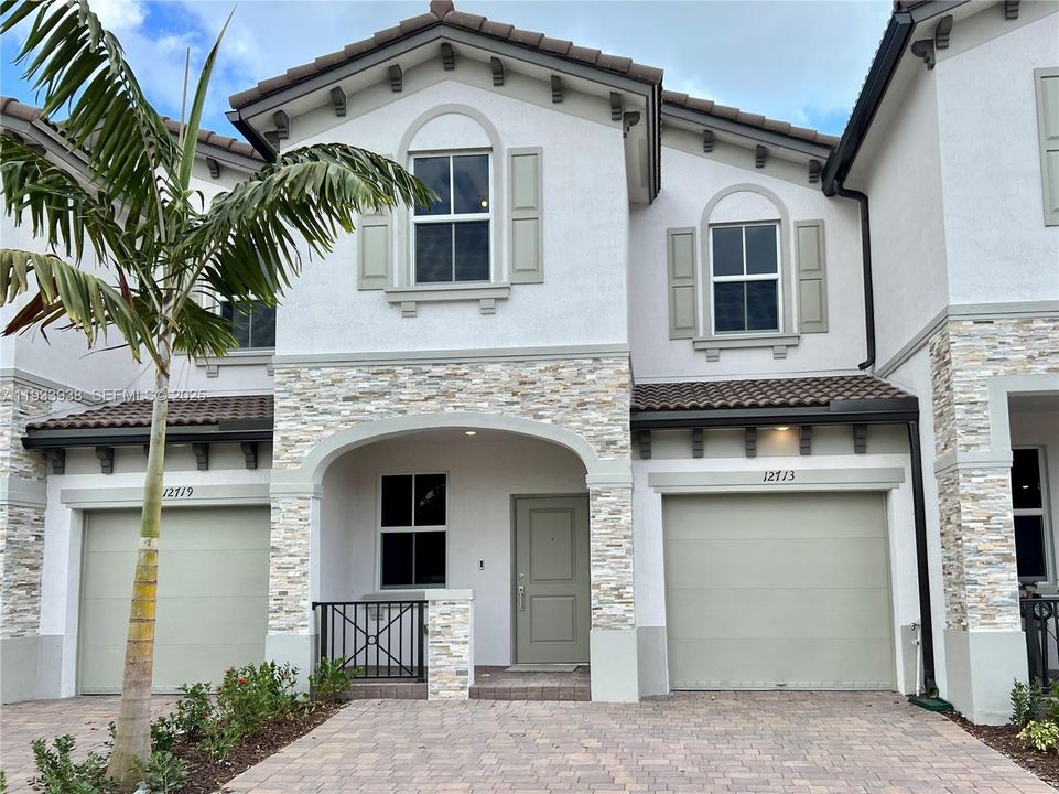 出租: $3,275 (3 贝兹, 2 浴室, 1695 平方英尺)