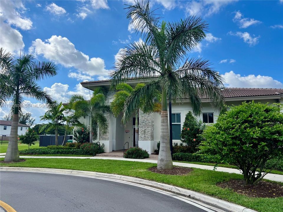 出租: $3,275 (3 贝兹, 2 浴室, 1695 平方英尺)