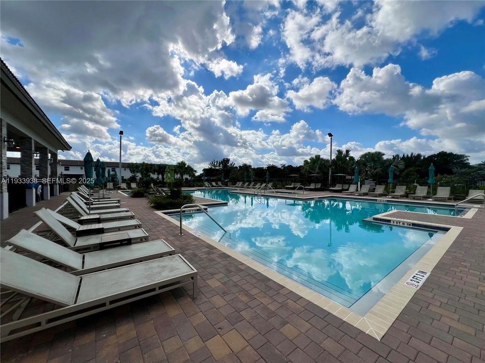 出租: $3,275 (3 贝兹, 2 浴室, 1695 平方英尺)