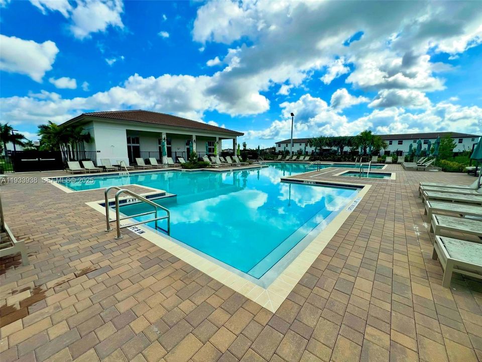 出租: $3,275 (3 贝兹, 2 浴室, 1695 平方英尺)