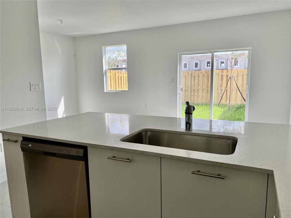 出租: $3,275 (3 贝兹, 2 浴室, 1695 平方英尺)