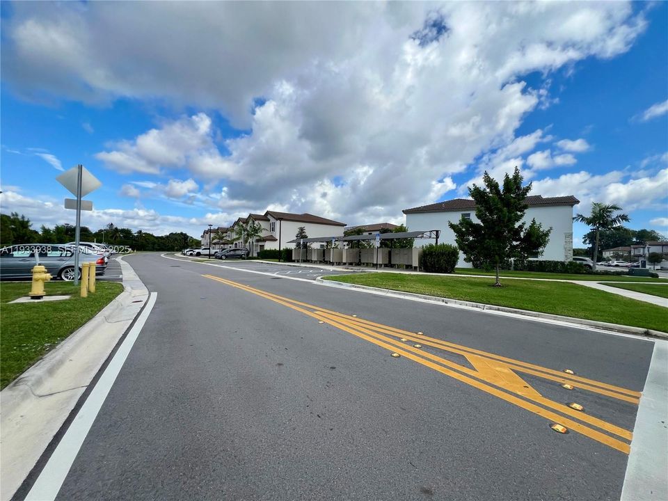 出租: $3,275 (3 贝兹, 2 浴室, 1695 平方英尺)