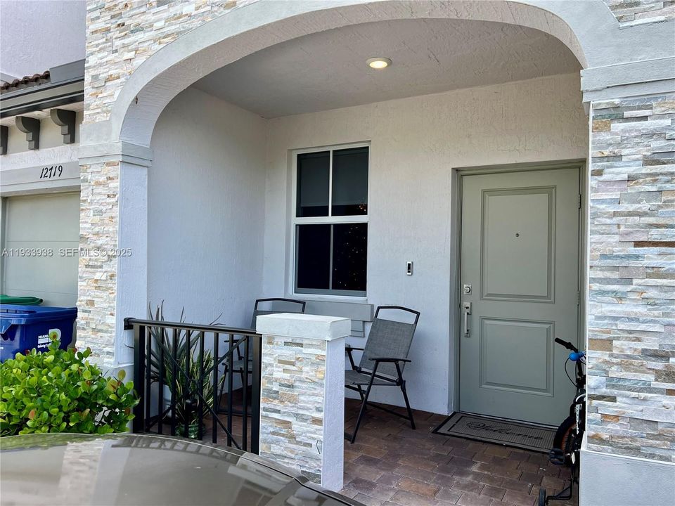 出租: $3,275 (3 贝兹, 2 浴室, 1695 平方英尺)