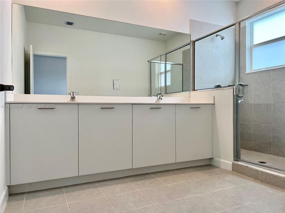 出租: $3,275 (3 贝兹, 2 浴室, 1695 平方英尺)