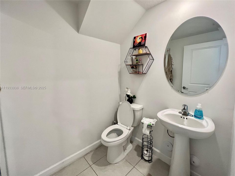 出租: $3,275 (3 贝兹, 2 浴室, 1695 平方英尺)