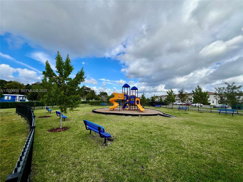 出租: $3,275 (3 贝兹, 2 浴室, 1695 平方英尺)