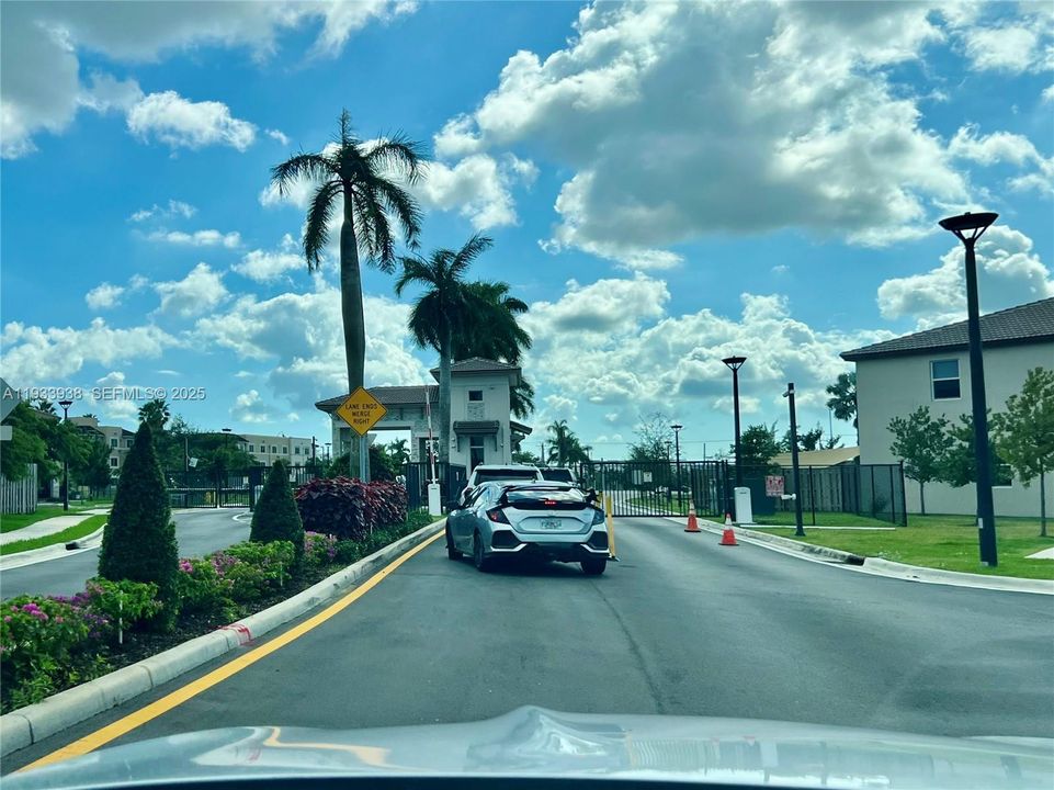 出租: $3,275 (3 贝兹, 2 浴室, 1695 平方英尺)