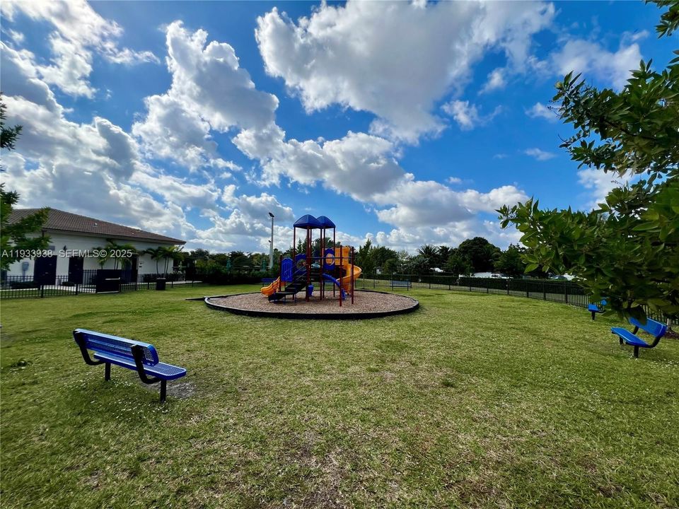 出租: $3,275 (3 贝兹, 2 浴室, 1695 平方英尺)