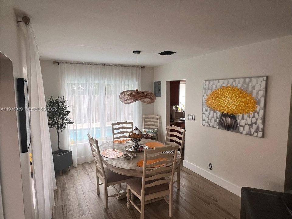 待售: $1,000,000 (3 贝兹, 3 浴室, 1624 平方英尺)