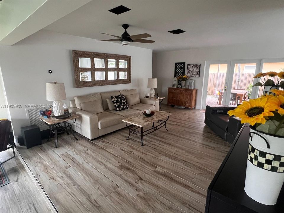 待售: $1,000,000 (3 贝兹, 3 浴室, 1624 平方英尺)