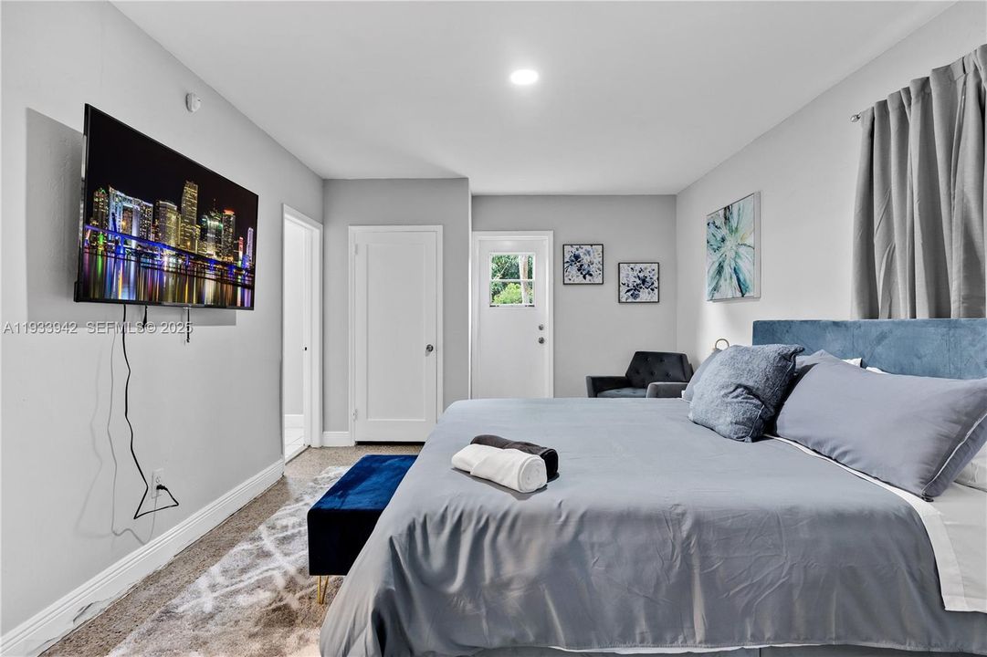 For Rent: $1,300 (0 beds, 1 baths, 2831 Square Feet)