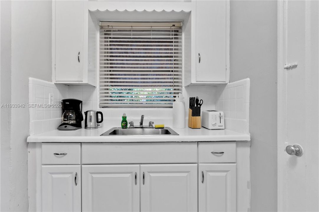 For Rent: $1,300 (0 beds, 1 baths, 2831 Square Feet)