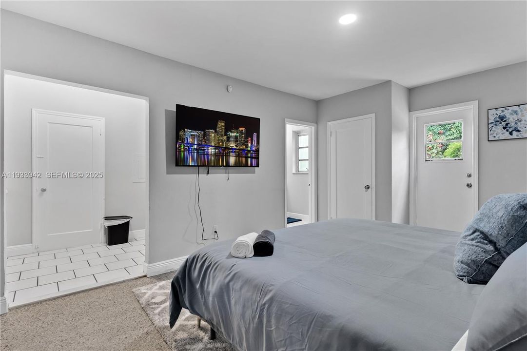 For Rent: $1,300 (0 beds, 1 baths, 2831 Square Feet)