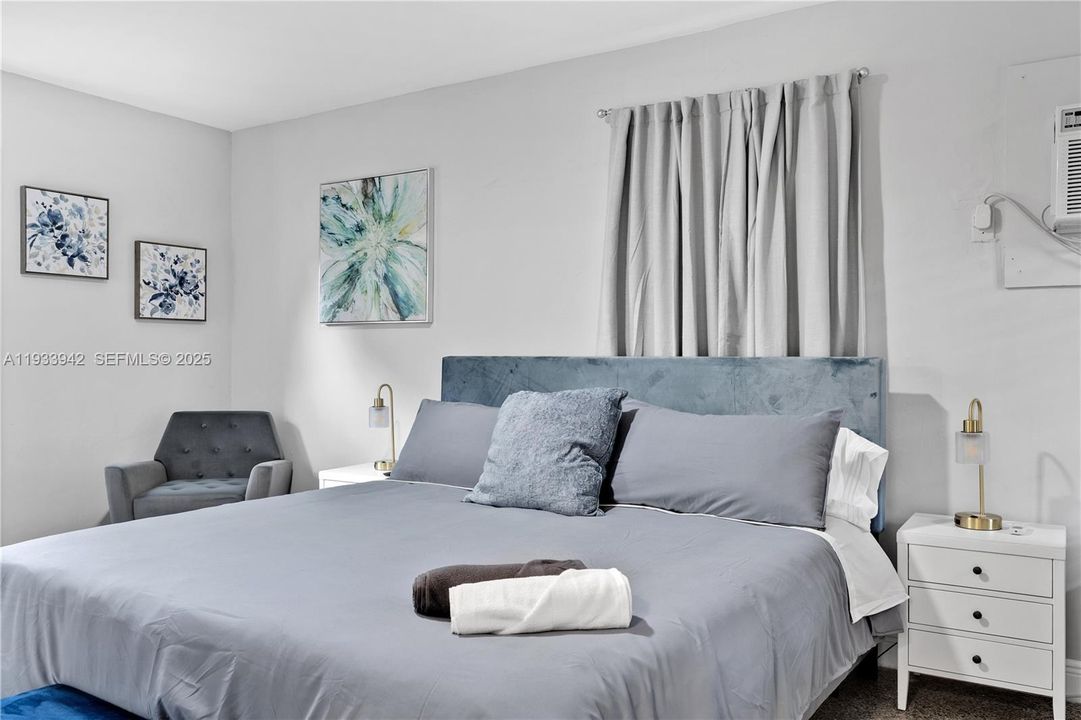 For Rent: $1,300 (0 beds, 1 baths, 2831 Square Feet)