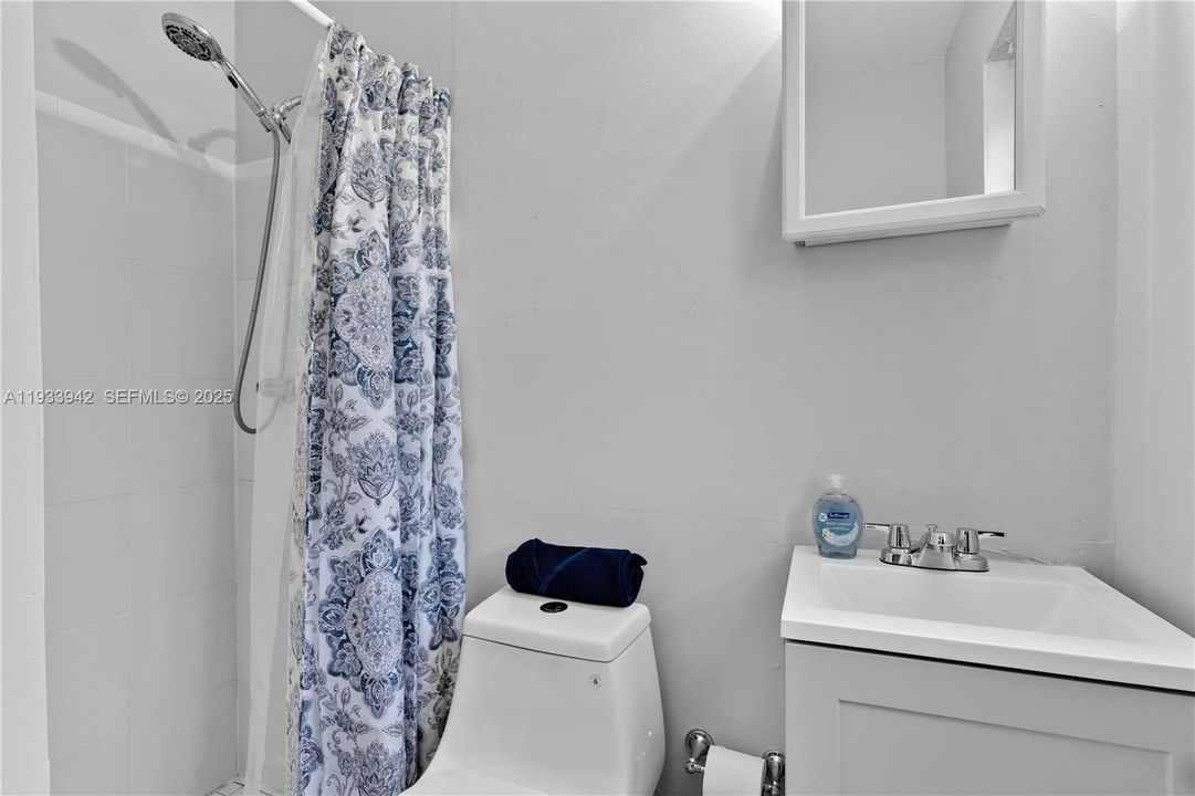 For Rent: $1,300 (0 beds, 1 baths, 2831 Square Feet)