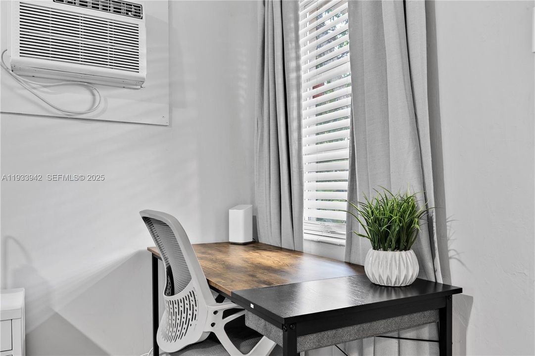 For Rent: $1,300 (0 beds, 1 baths, 2831 Square Feet)