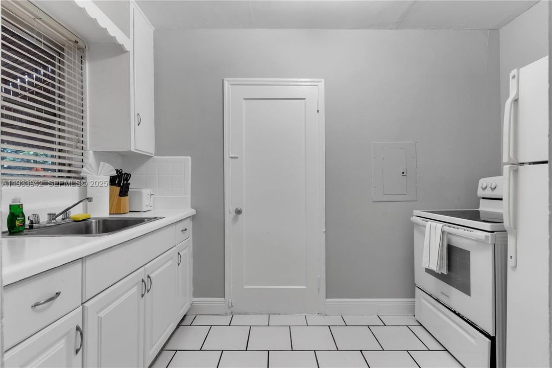 For Rent: $1,300 (0 beds, 1 baths, 2831 Square Feet)