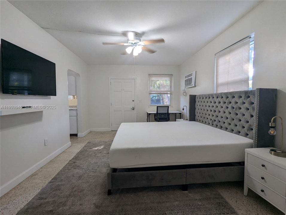 В аренду: $1,300 (0 спален, 1 ванн, 2360 Квадратных фут)