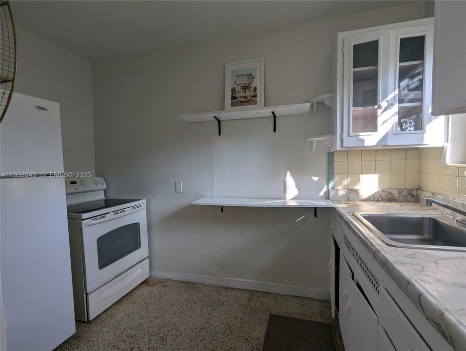 В аренду: $1,300 (0 спален, 1 ванн, 2360 Квадратных фут)