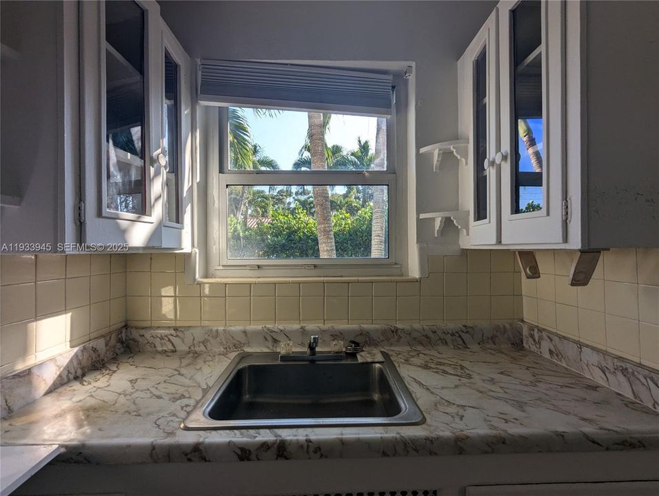 В аренду: $1,300 (0 спален, 1 ванн, 2360 Квадратных фут)