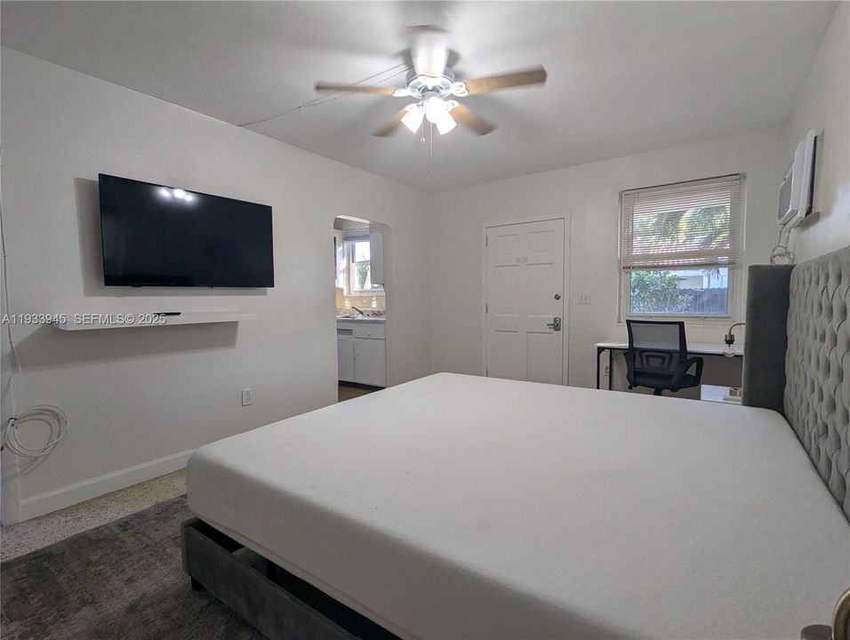 В аренду: $1,300 (0 спален, 1 ванн, 2360 Квадратных фут)