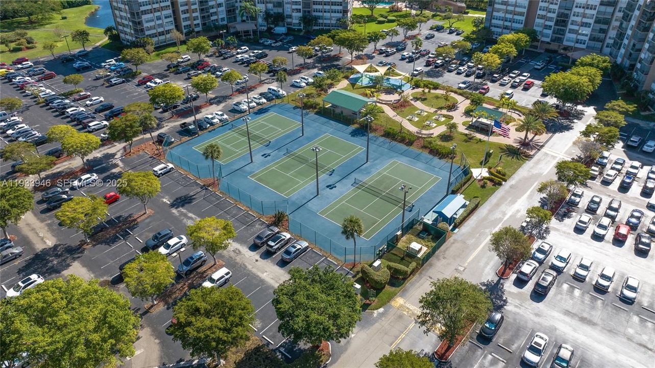 Enjoy a gamme of tennis or Pickly Ball
