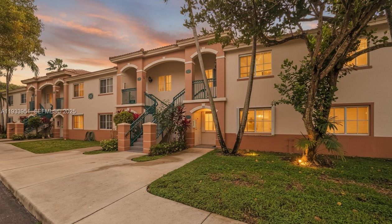 For Sale: $239,900 (2 beds, 2 baths, 822 Square Feet)