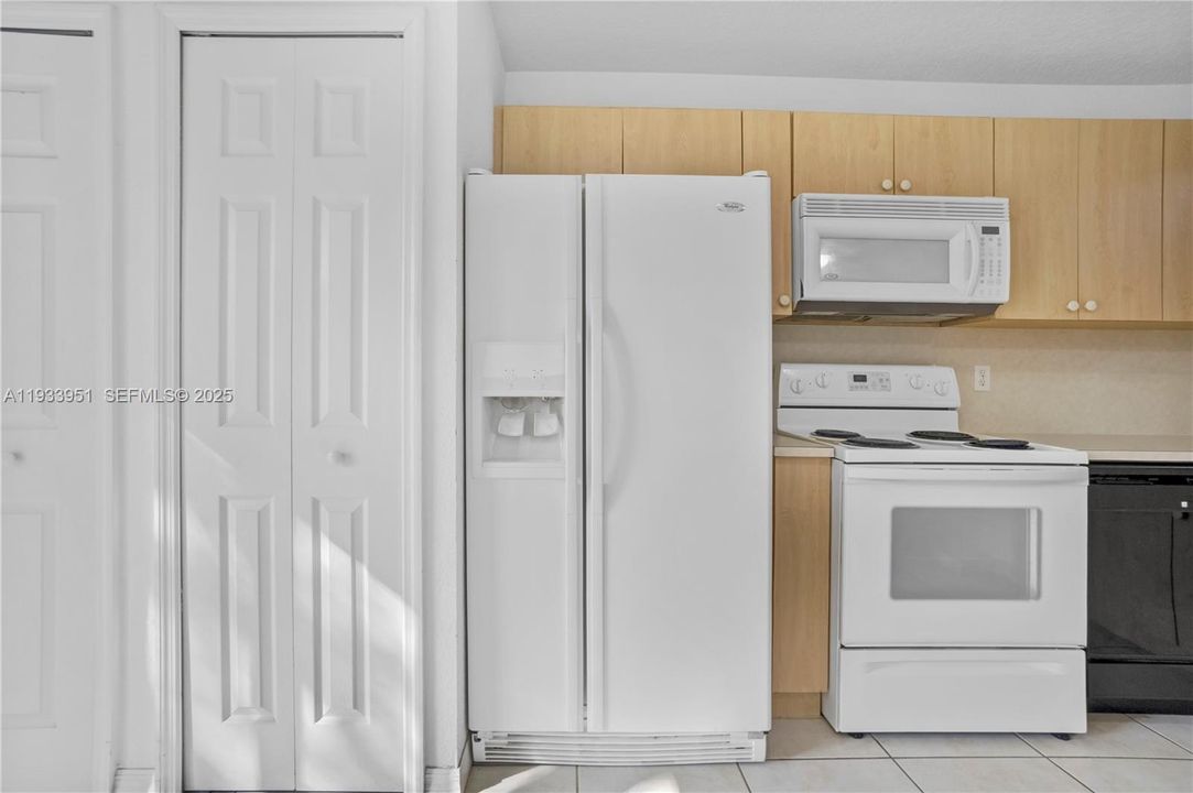 For Sale: $239,900 (2 beds, 2 baths, 822 Square Feet)