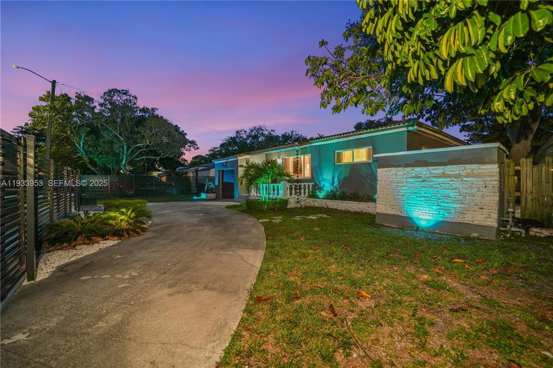 На продажу: $995,000 (3 спален, 2 ванн, 1320 Квадратных фут)