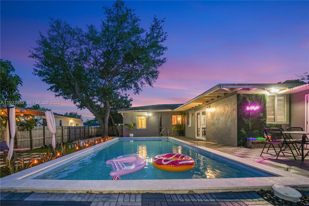 На продажу: $995,000 (3 спален, 2 ванн, 1320 Квадратных фут)