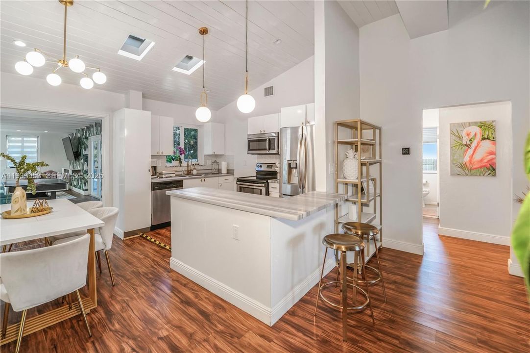 На продажу: $995,000 (3 спален, 2 ванн, 1320 Квадратных фут)