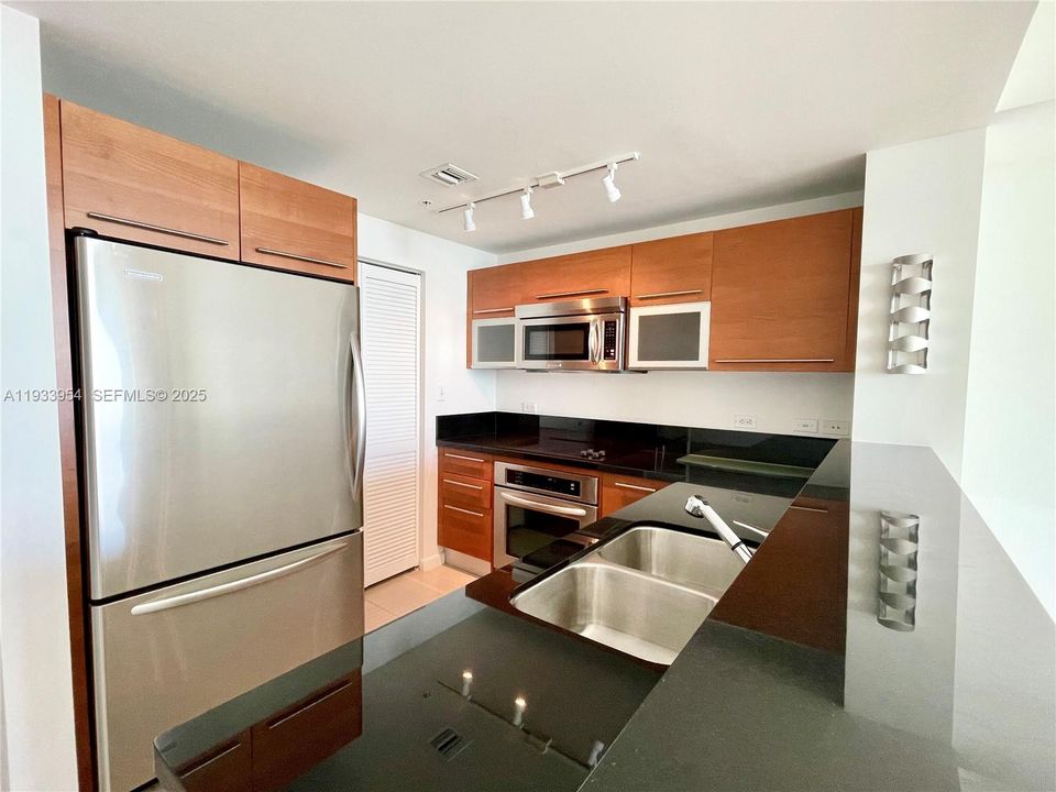 出租: $3,800 (2 贝兹, 2 浴室, 1058 平方英尺)