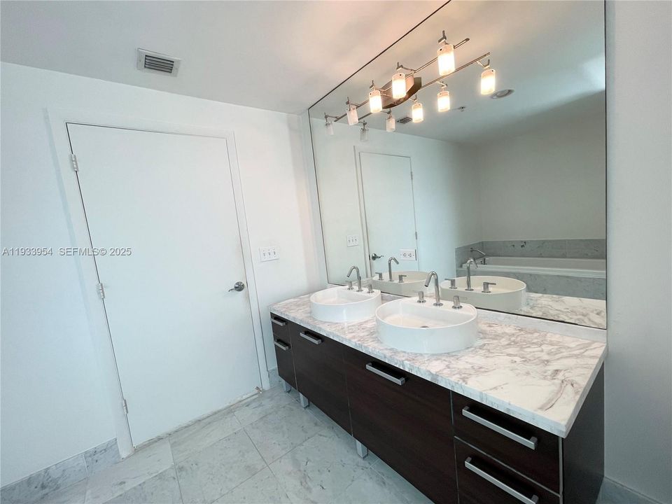 出租: $3,800 (2 贝兹, 2 浴室, 1058 平方英尺)