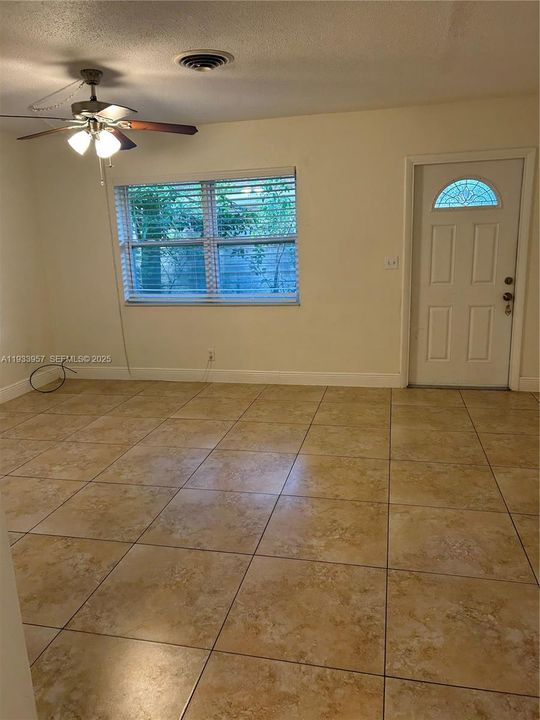 En Renta: $2,500 (2 camas, 1 baños, 2026 Pies cuadrados)