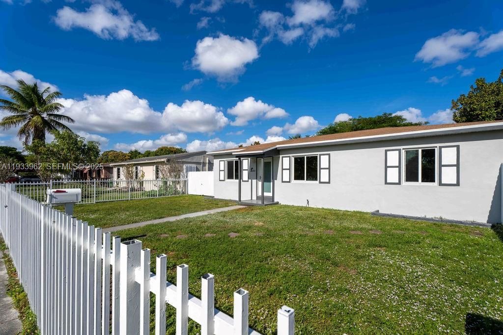 En Renta: $2,950 (3 camas, 1 baños, 1000 Pies cuadrados)