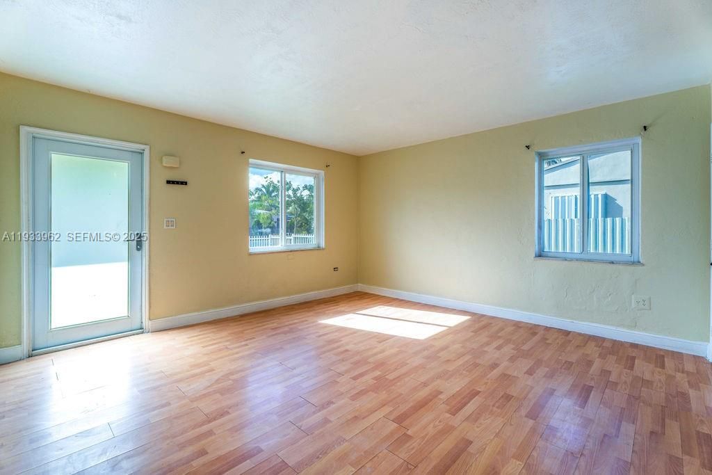 En Renta: $2,950 (3 camas, 1 baños, 1000 Pies cuadrados)