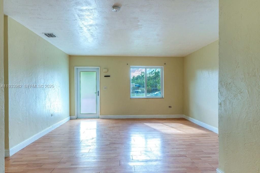 En Renta: $2,950 (3 camas, 1 baños, 1000 Pies cuadrados)