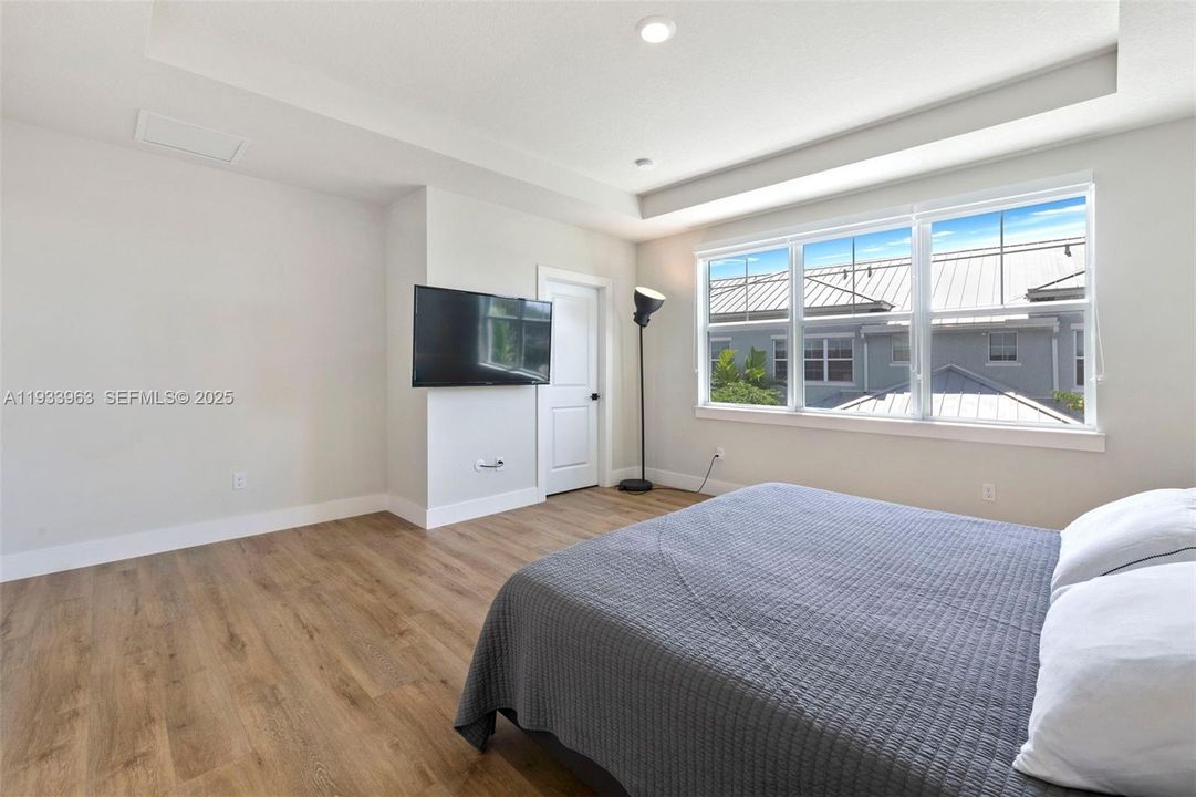 For Rent: $3,350 (3 beds, 2 baths, 1421 Square Feet)