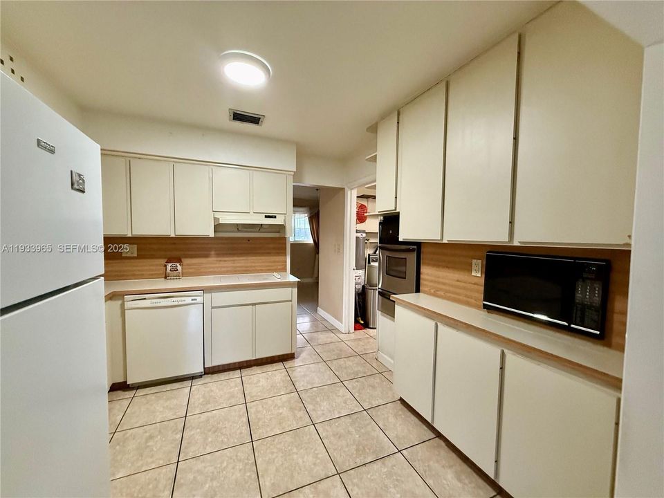 For Sale: $699,000 (4 beds, 2 baths, 1401 Square Feet)