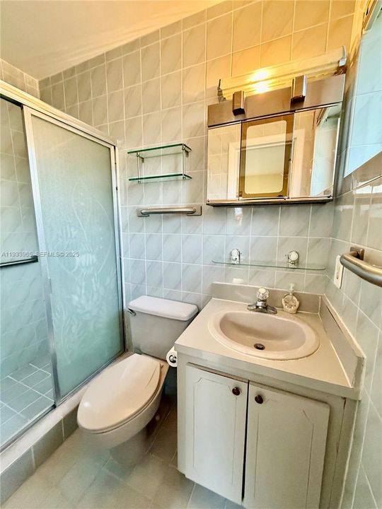 En-suite Bathroom Primary Bedroom