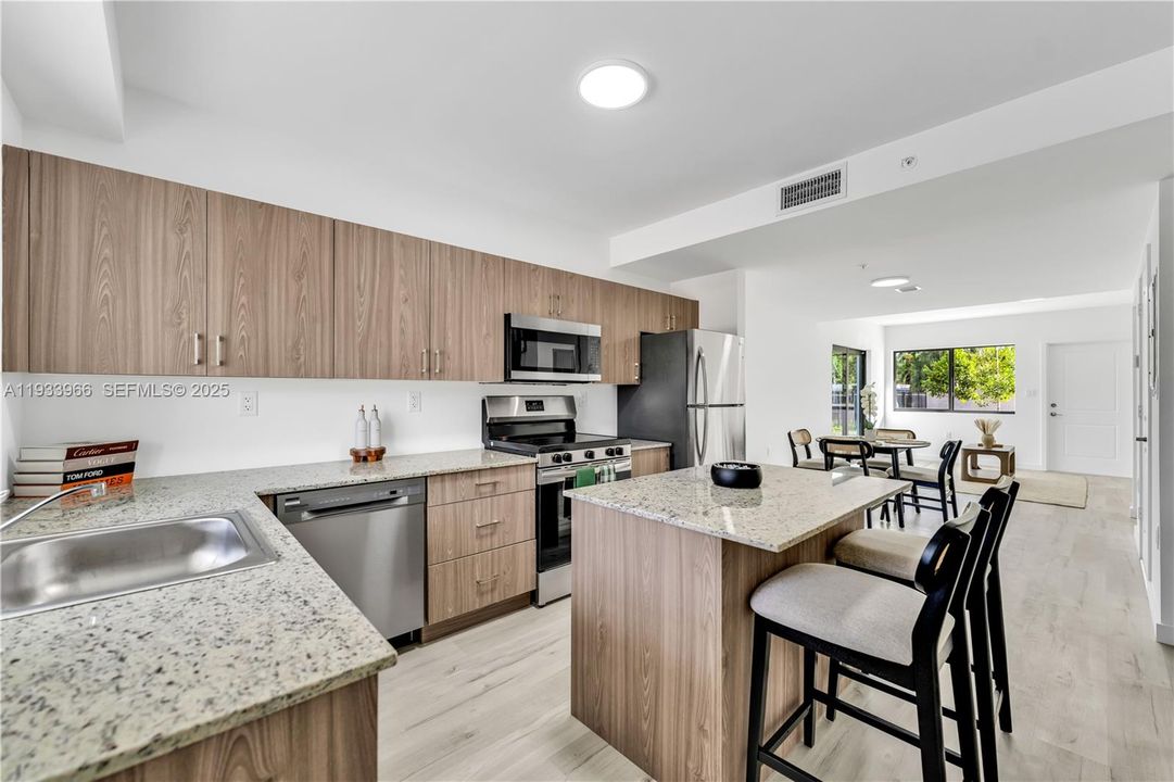 出租: $2,900 (2 贝兹, 1 浴室, 1200 平方英尺)