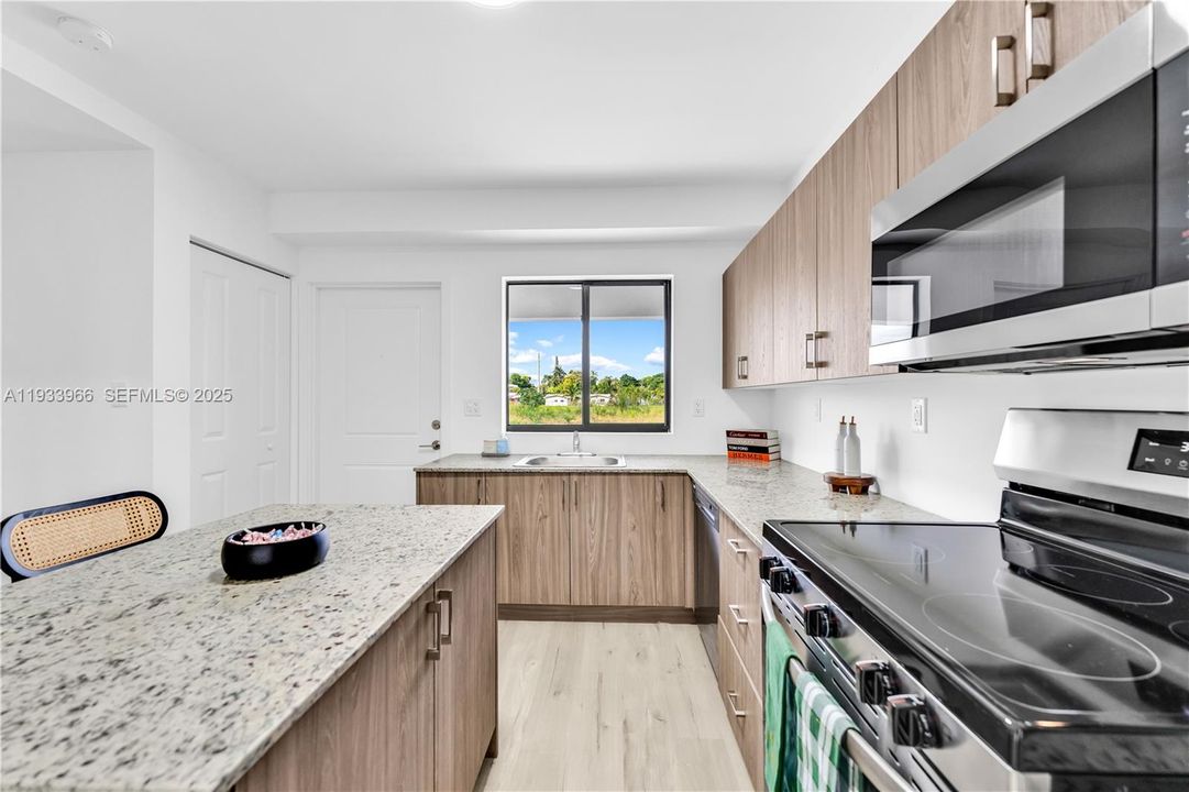 出租: $2,900 (2 贝兹, 1 浴室, 1200 平方英尺)