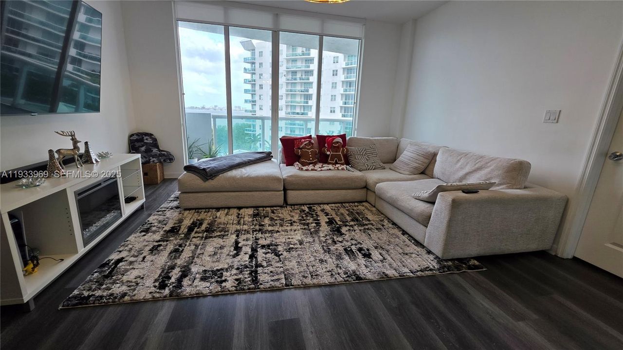 For Sale: $650,000 (2 beds, 2 baths, 1251 Square Feet)