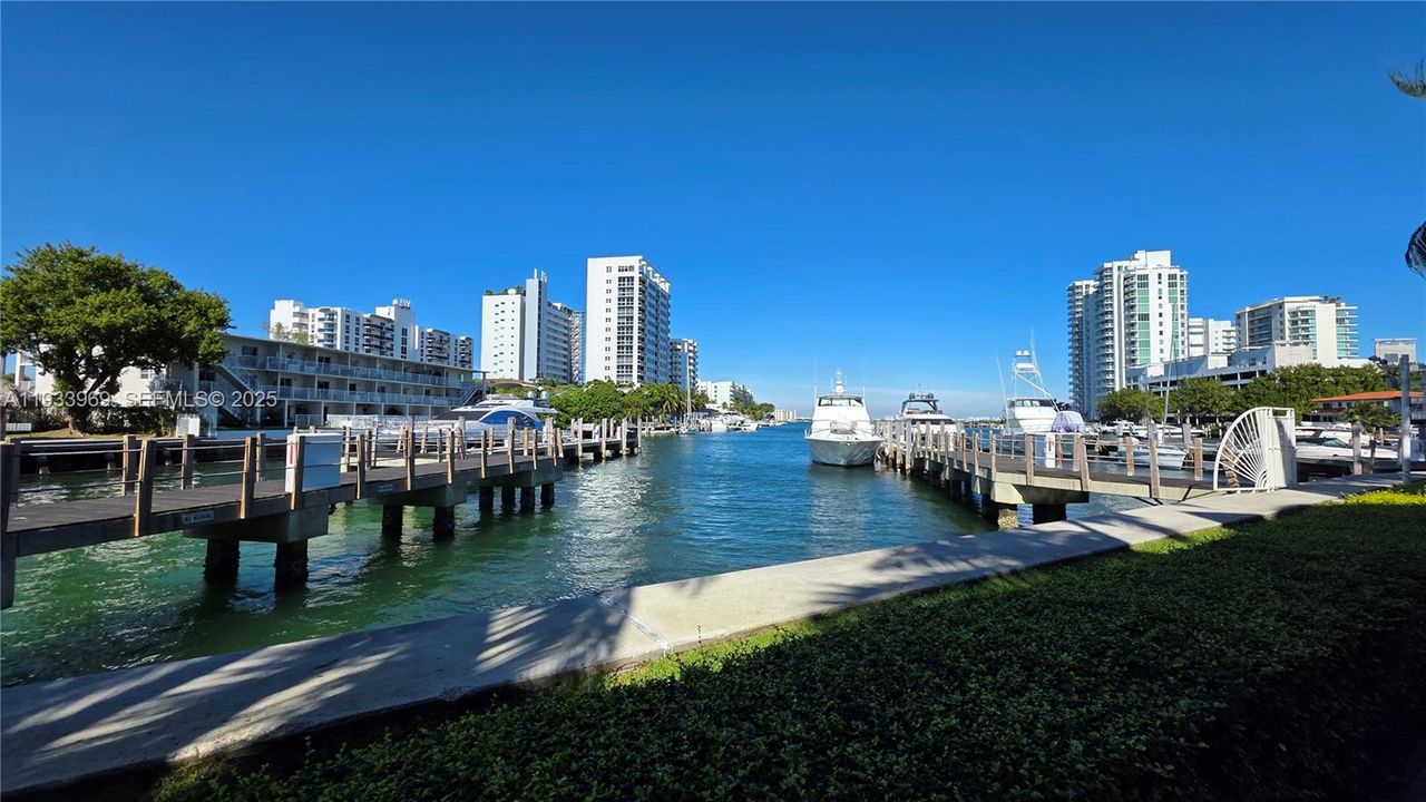 For Sale: $650,000 (2 beds, 2 baths, 1251 Square Feet)