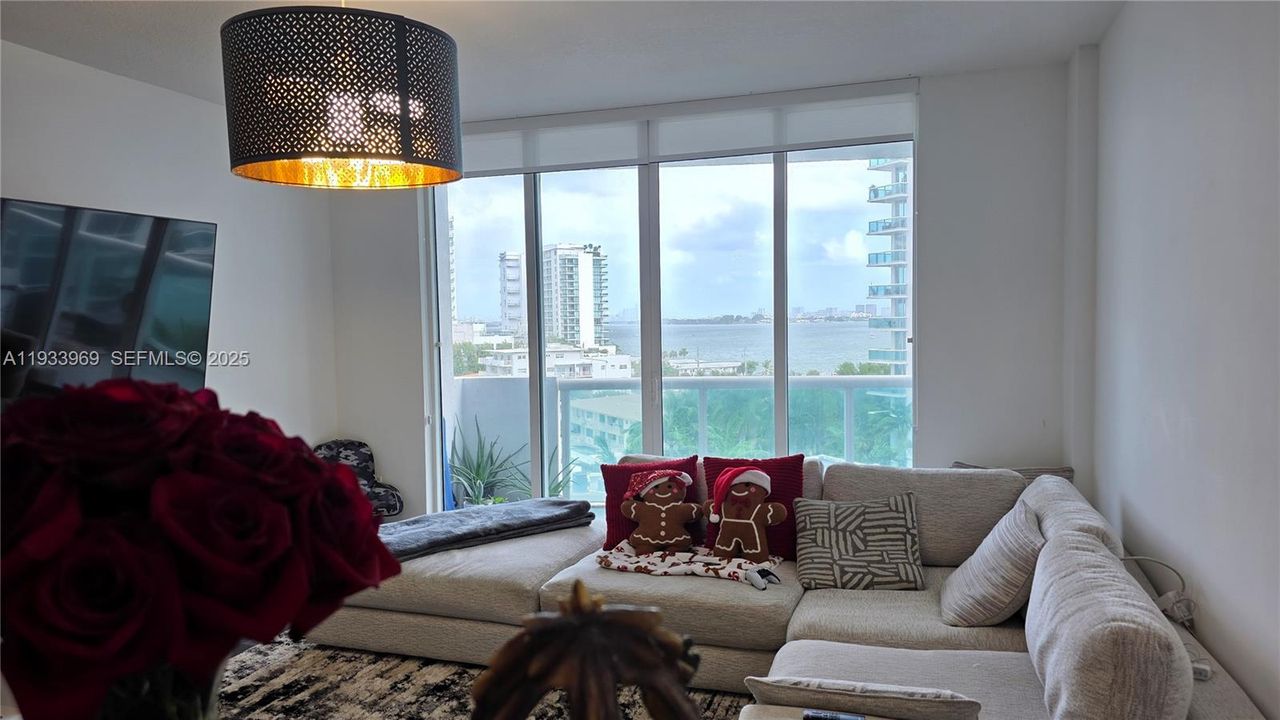 For Sale: $650,000 (2 beds, 2 baths, 1251 Square Feet)