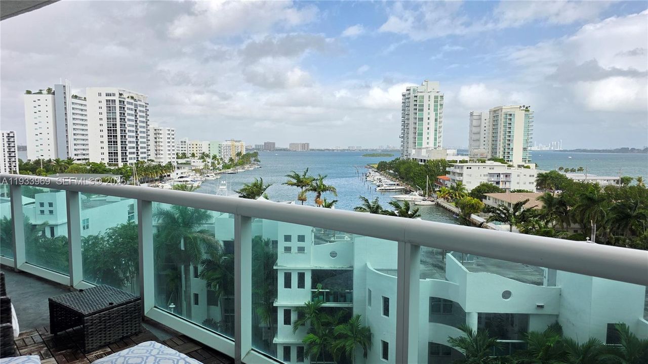 For Sale: $650,000 (2 beds, 2 baths, 1251 Square Feet)