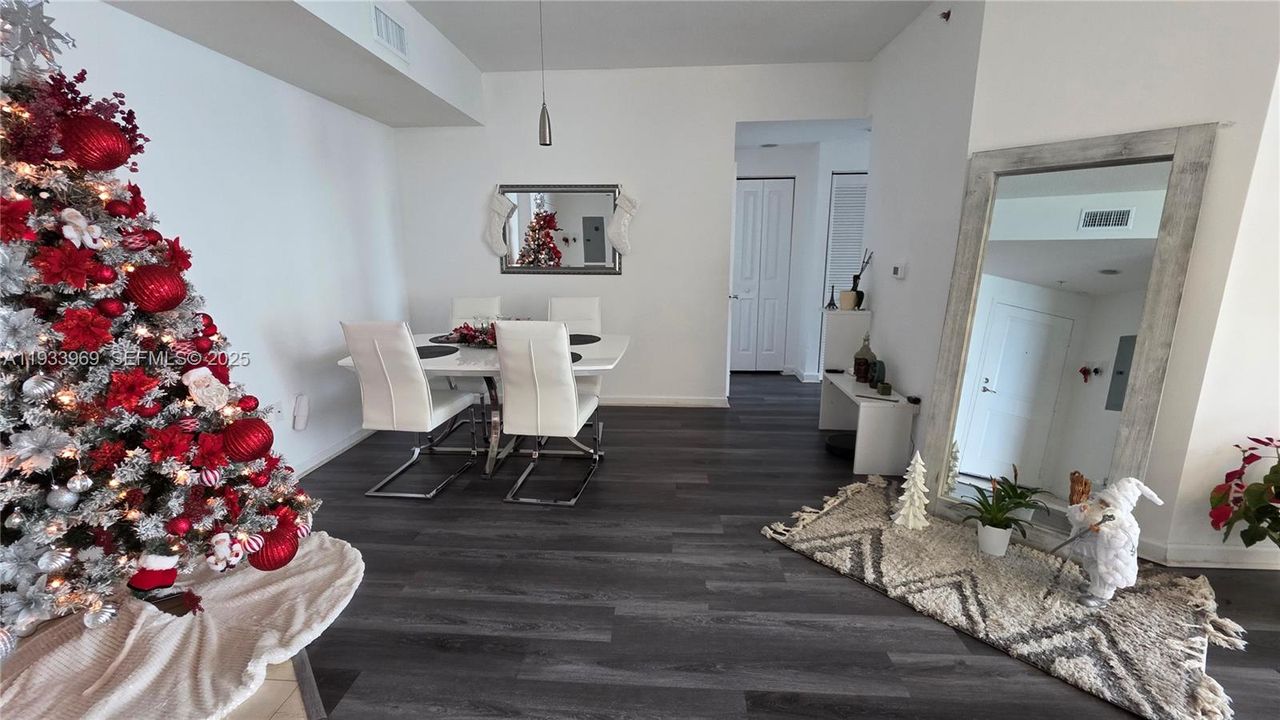 For Sale: $650,000 (2 beds, 2 baths, 1251 Square Feet)