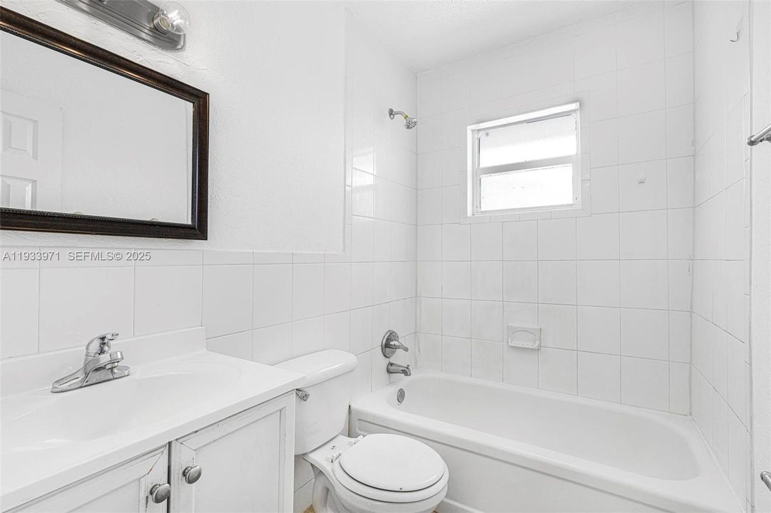 For Rent: $1,850 (2 beds, 1 baths, 816 Square Feet)